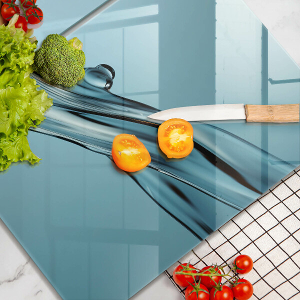 Tocător sticlă Apă pe un fundal albastru