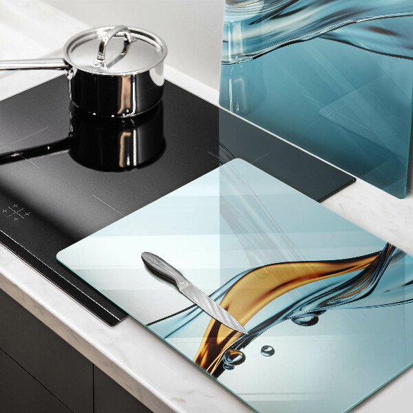 Tocător sticlă Apă pe un fundal albastru