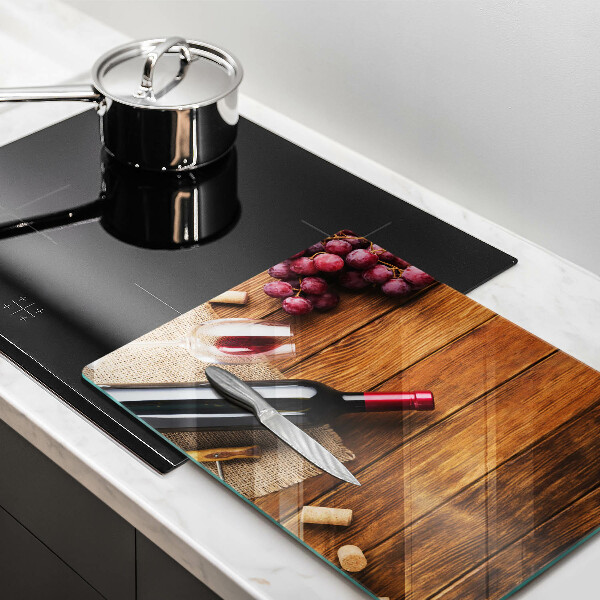 Tocător din sticlă O sticlă de vin roșu