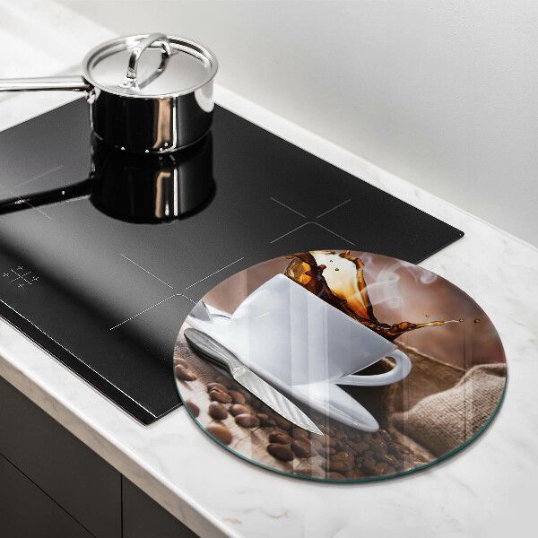 Tocător de bucătărie ceașcă și boabe de cafea