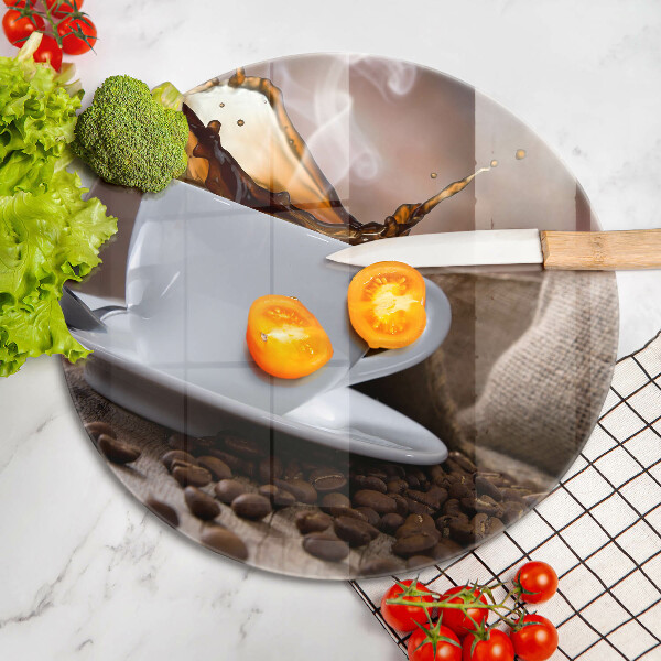 Tocător de bucătărie ceașcă și boabe de cafea