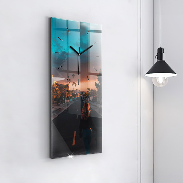 Ceas vertical de perete din sticlă Femeie pe drum