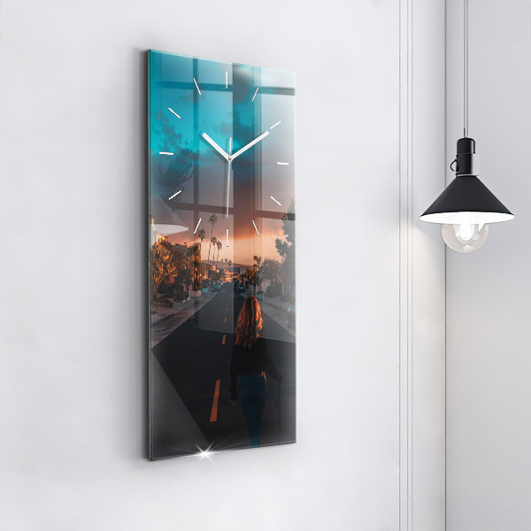 Ceas vertical de perete din sticlă Femeie pe drum