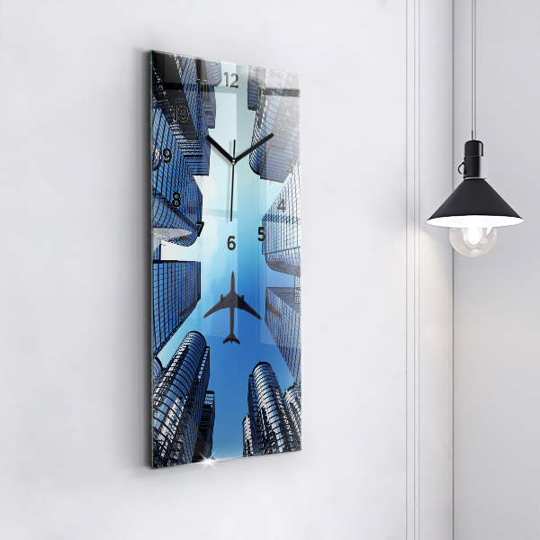 Ceas vertical de perete din sticlă Avionul deasupra clădirilor