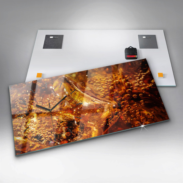 Ceas orizontale de perete din sticlă Prim-plan al unei băuturi