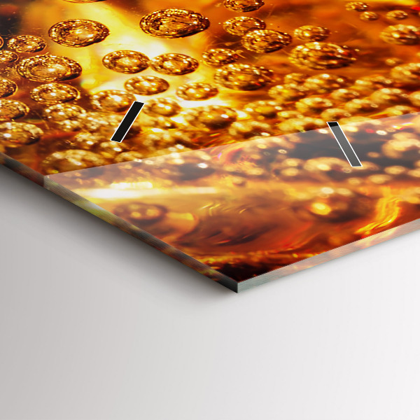 Ceas orizontale de perete din sticlă Prim-plan al unei băuturi