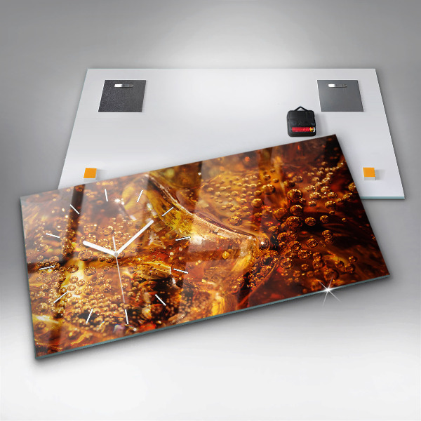 Ceas orizontale de perete din sticlă Prim-plan al unei băuturi