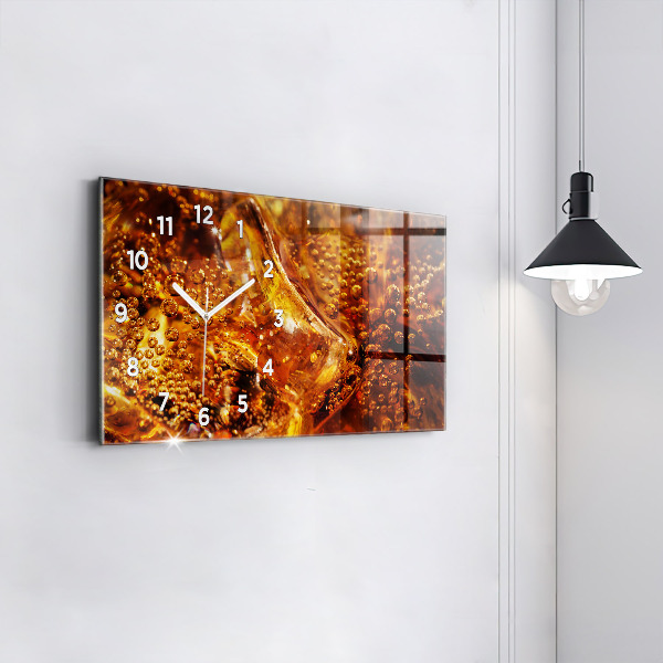 Ceas orizontale de perete din sticlă Prim-plan al unei băuturi