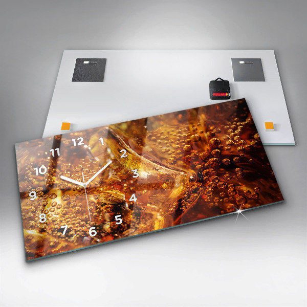 Ceas orizontale de perete din sticlă Prim-plan al unei băuturi