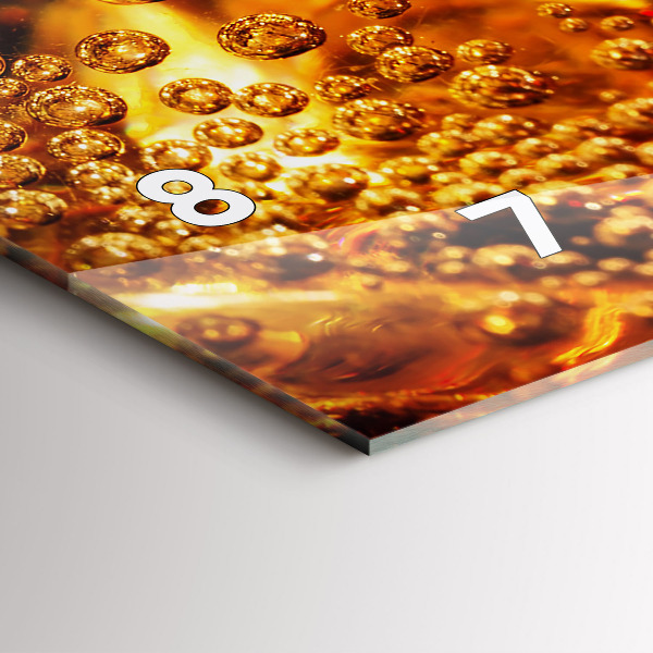 Ceas orizontale de perete din sticlă Prim-plan al unei băuturi