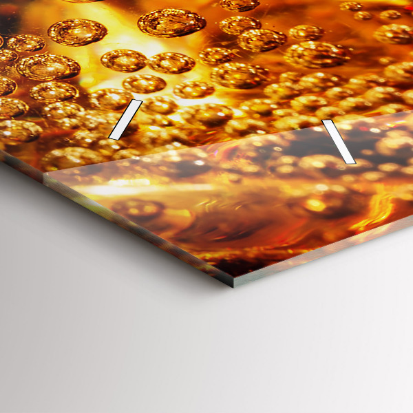 Ceas orizontale de perete din sticlă Prim-plan al unei băuturi