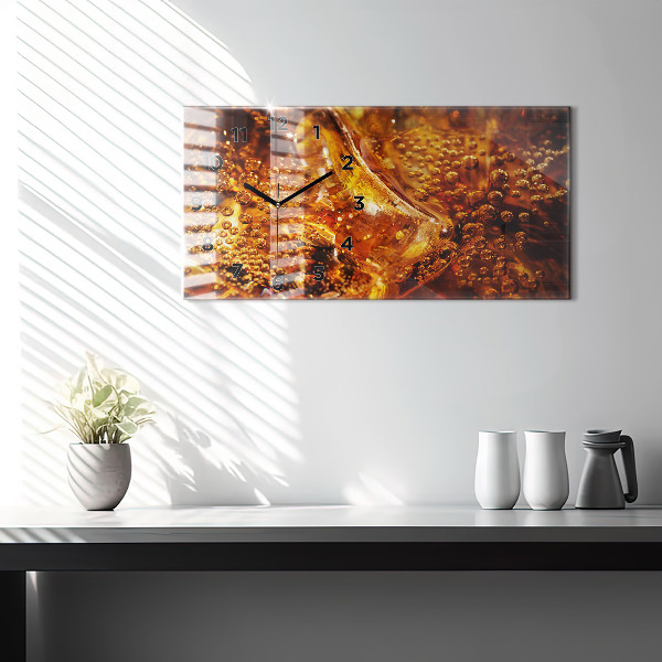 Ceas orizontale de perete din sticlă Prim-plan al unei băuturi