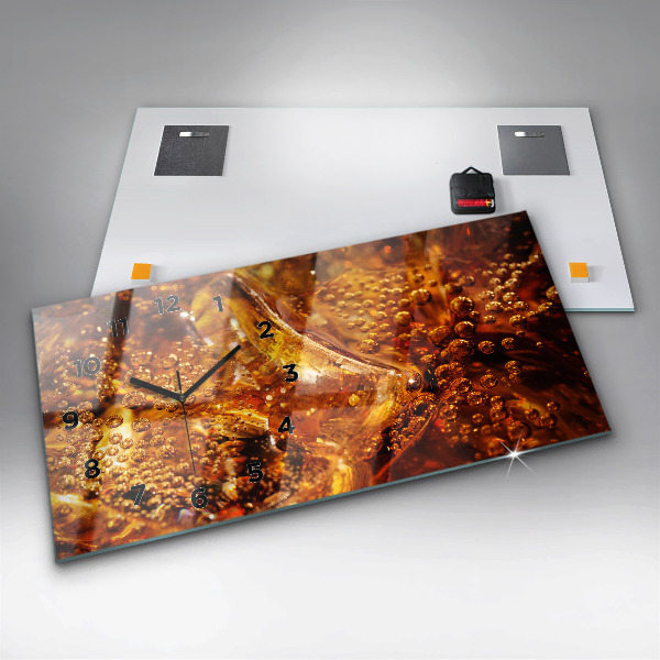 Ceas orizontale de perete din sticlă Prim-plan al unei băuturi