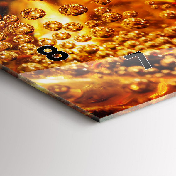 Ceas orizontale de perete din sticlă Prim-plan al unei băuturi