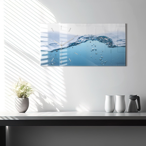 Ceas orizontale de perete din sticlă Prim-plan cu apă