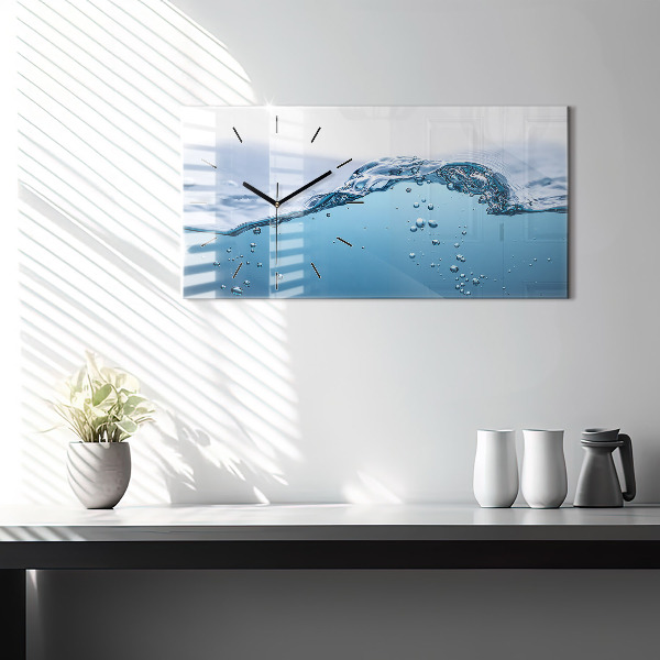 Ceas orizontale de perete din sticlă Prim-plan cu apă