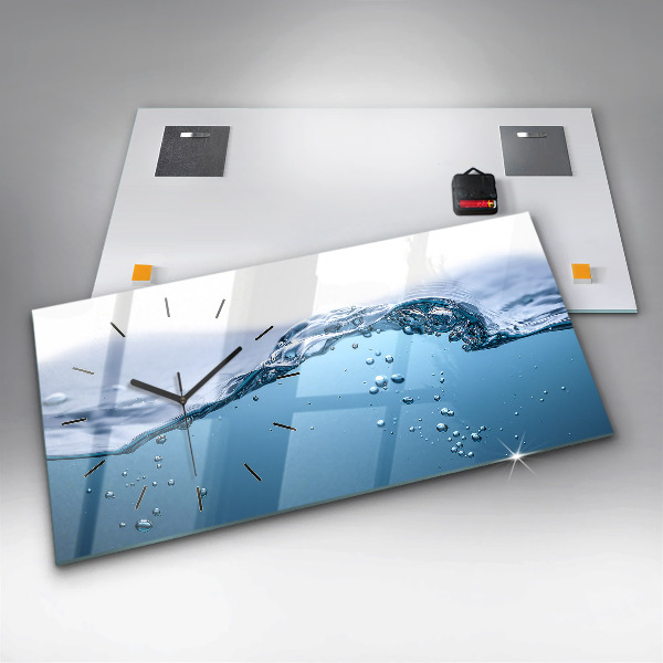 Ceas orizontale de perete din sticlă Prim-plan cu apă