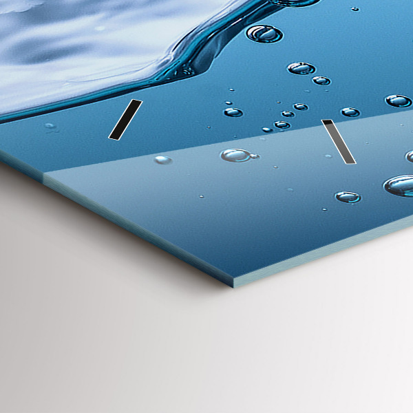 Ceas orizontale de perete din sticlă Prim-plan cu apă