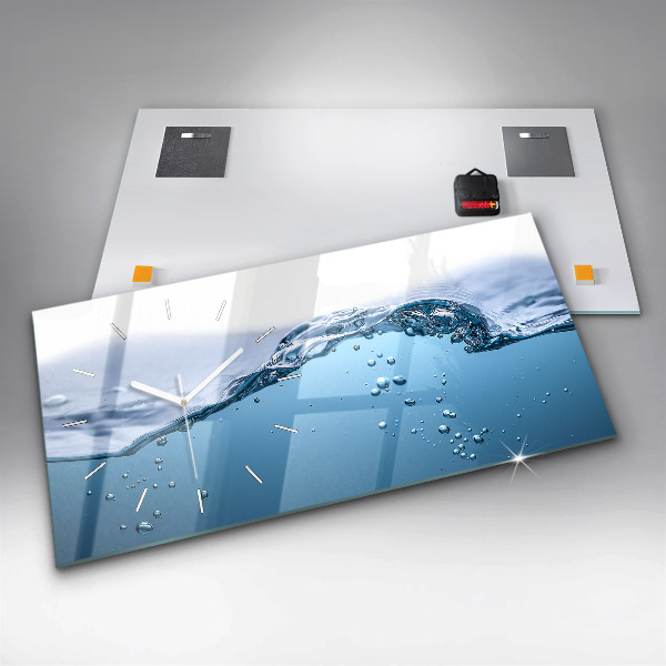 Ceas orizontale de perete din sticlă Prim-plan cu apă