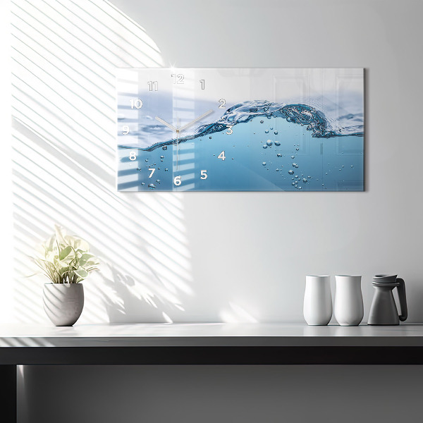 Ceas orizontale de perete din sticlă Prim-plan cu apă