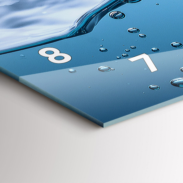 Ceas orizontale de perete din sticlă Prim-plan cu apă