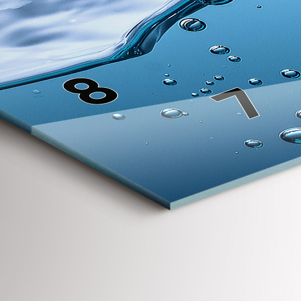 Ceas orizontale de perete din sticlă Prim-plan cu apă