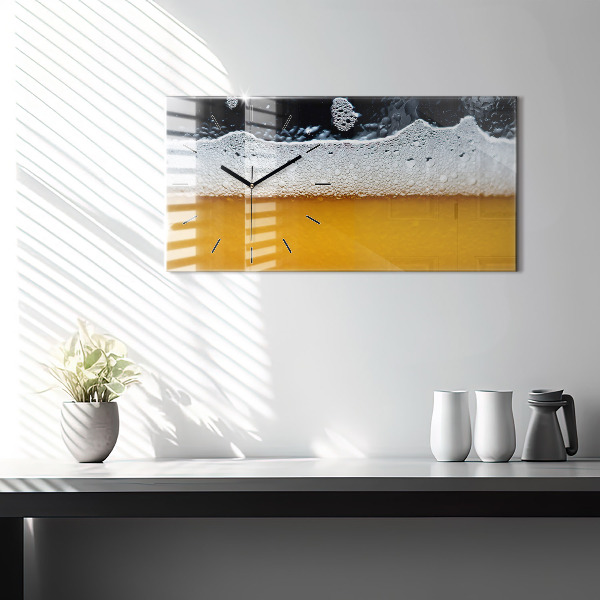 Ceas orizontale de perete din sticlă Prim-plan cu bere