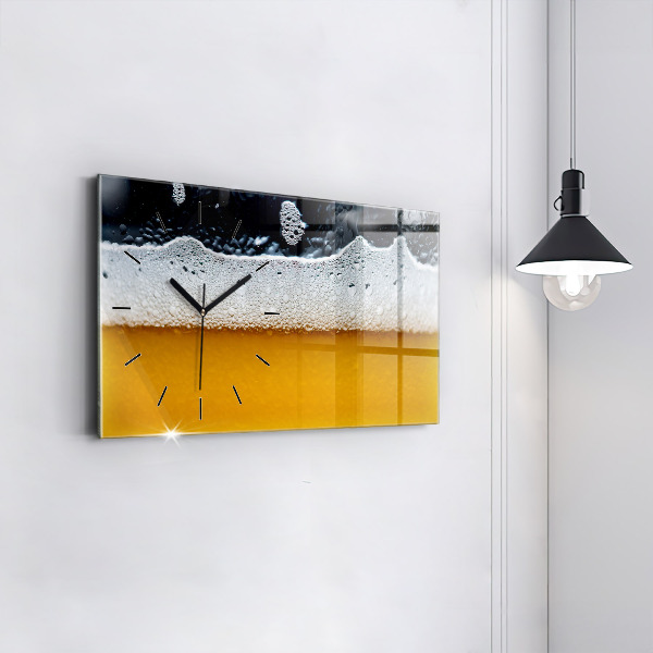 Ceas orizontale de perete din sticlă Prim-plan cu bere