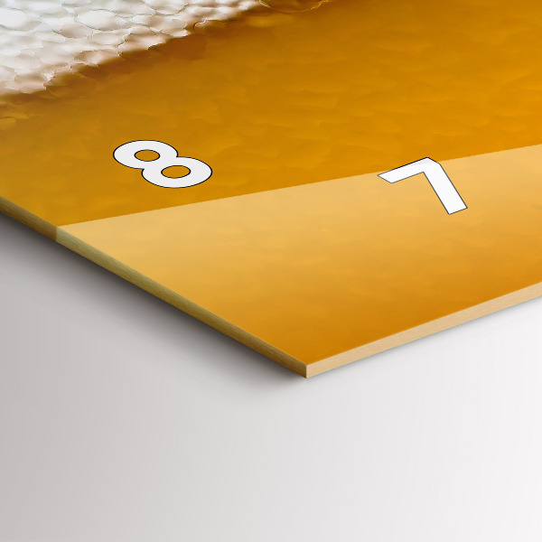 Ceas orizontale de perete din sticlă Prim-plan cu bere