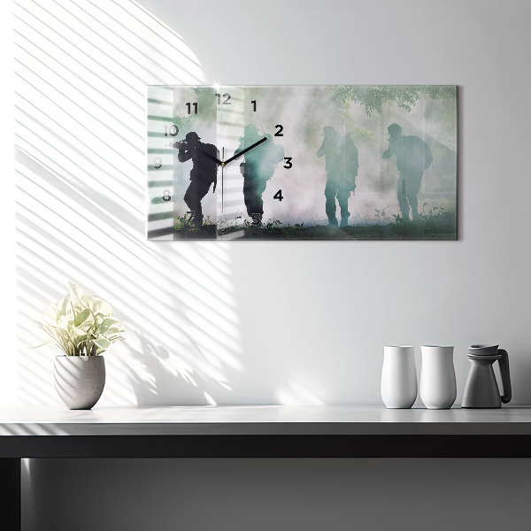 Ceas orizontale de perete din sticlă Soldații armatei în pădure