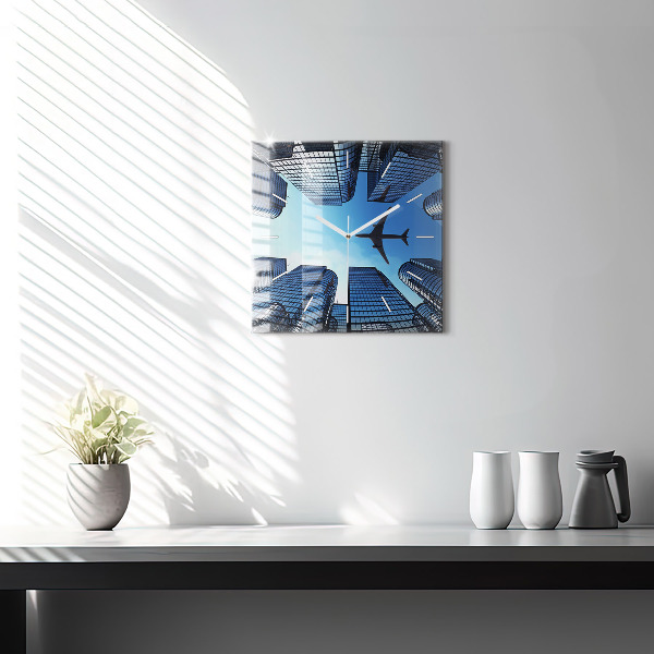 Ceas pătrat de perete din sticlă Avionul deasupra clădirilor