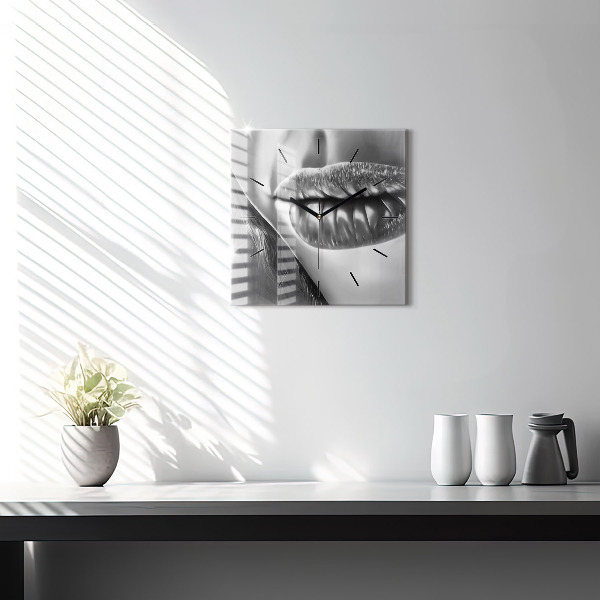 Ceas pătrat de perete din sticlă Gura de femeie
