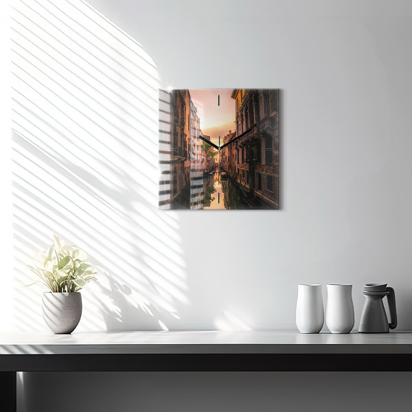 Ceas pătrat de perete din sticlă Vedere asupra canalului din oraș