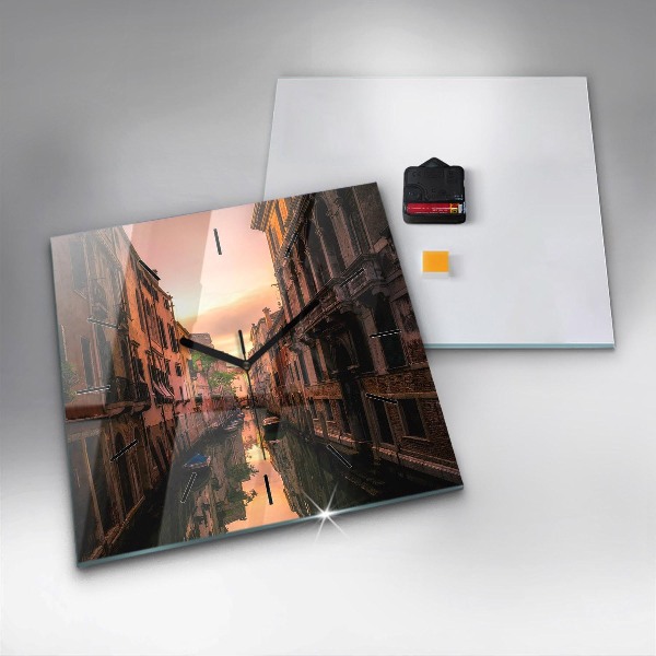 Ceas pătrat de perete din sticlă Vedere asupra canalului din oraș