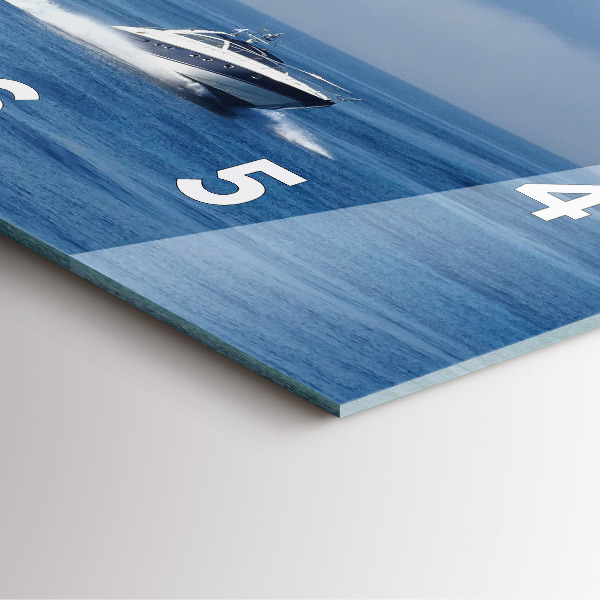 Ceas pătrat de perete din sticlă O barcă cu vele pe ocean