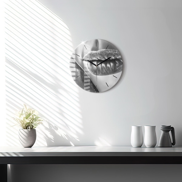 Ceas rotund de perete din sticlă Gura de femeie