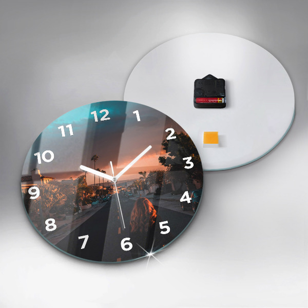 Ceas rotund de perete din sticlă Femeie pe drum