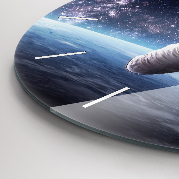 Ceas rotund de perete din sticlă Astronaut deasupra pământului
