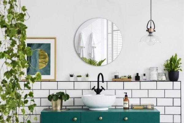 Ce oglindă pentru o baie albă?